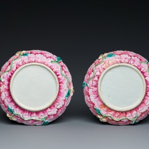 Belle paire de bols couverts sur présentoirs en porcelaine de Chine famille rose, Qianlong — photo 4