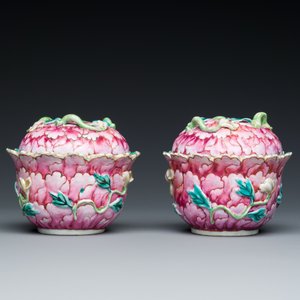Belle paire de bols couverts sur présentoirs en porcelaine de Chine famille rose, Qianlong — photo 7