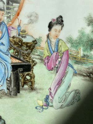 Belle plaque en porcelaine de Chine famille rose, signée Wang Xiliang 王錫良, datée 1943 — photo 8
