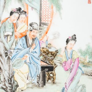 Belle plaque en porcelaine de Chine famille rose, signée Wang Xiliang 王錫良, datée 1943 — photo 4