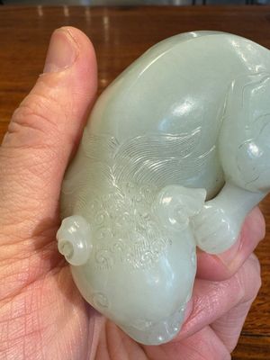 Belle sculpture en jade céladon représentant une bête mythique, Chine, 17/18ème — photo 17