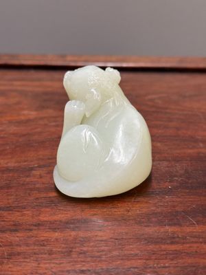 Belle sculpture en jade céladon représentant une bête mythique, Chine, 17/18ème — photo 2
