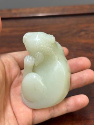 Belle sculpture en jade céladon représentant une bête mythique, Chine, 17/18ème — photo 4