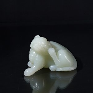 Belle sculpture en jade céladon représentant une bête mythique, Chine, 17/18ème — photo 1