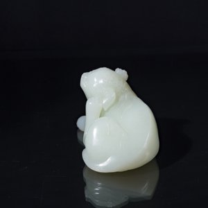 Belle sculpture en jade céladon représentant une bête mythique, Chine, 17/18ème — photo 2