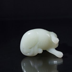 Belle sculpture en jade céladon représentant une bête mythique, Chine, 17/18ème — photo 5