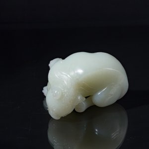 Belle sculpture en jade céladon représentant une bête mythique, Chine, 17/18ème — photo 6