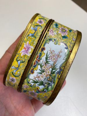 Belle tabatière couverte de forme ovale en émaux de Pékin à décor de femmes européennes, marque et probablement époque de Qianlong — photo 3