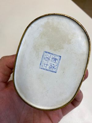 Belle tabatière couverte de forme ovale en émaux de Pékin à décor de femmes européennes, marque et probablement époque de Qianlong — photo 4