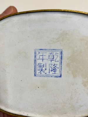 Belle tabatière couverte de forme ovale en émaux de Pékin à décor de femmes européennes, marque et probablement époque de Qianlong — photo 5