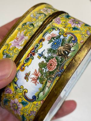 Belle tabatière couverte de forme ovale en émaux de Pékin à décor de femmes européennes, marque et probablement époque de Qianlong — photo 6