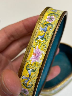 Belle tabatière couverte de forme ovale en émaux de Pékin à décor de femmes européennes, marque et probablement époque de Qianlong — photo 10