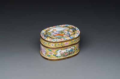 Belle tabatière couverte de forme ovale en émaux de Pékin à décor de femmes européennes, marque et probablement époque de Qianlong