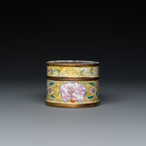 Belle tabatière couverte de forme ovale en émaux de Pékin à décor de femmes européennes, marque et probablement époque de Qianlong — photo 4