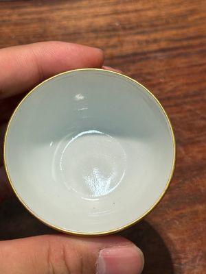 Belle tasse en porcelaine de Chine famille rose sur fond rose à décor floral, marque de Qianlong, 19/20ème — photo 5
