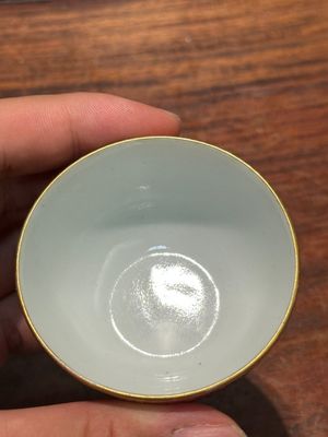 Belle tasse en porcelaine de Chine famille rose sur fond rose à décor floral, marque de Qianlong, 19/20ème — photo 6