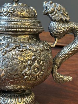 Belle théière en métal argenté à décor de 'bajixiang', Tibet, 19ème — photo 13