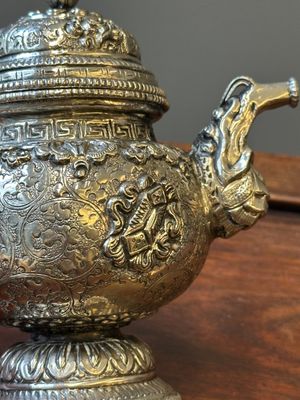 Belle théière en métal argenté à décor de 'bajixiang', Tibet, 19ème — photo 10