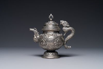 Belle théière en métal argenté à décor de 'bajixiang', Tibet, 19ème