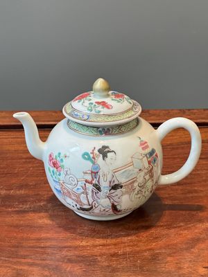 Belle théière en porcelaine de Chine famille rose à décor d'un chat, d'une dame et d'un enfant, Yongzheng — photo 1