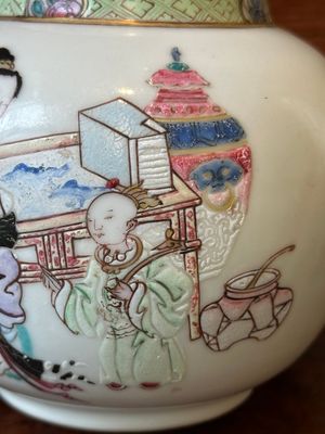 Belle théière en porcelaine de Chine famille rose à décor d'un chat, d'une dame et d'un enfant, Yongzheng — photo 9