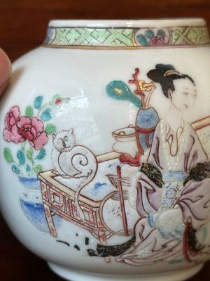 Belle théière en porcelaine de Chine famille rose à décor d'un chat, d'une dame et d'un enfant, Yongzheng — photo 10