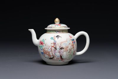 Belle théière en porcelaine de Chine famille rose à décor d'un chat, d'une dame et d'un enfant, Yongzheng