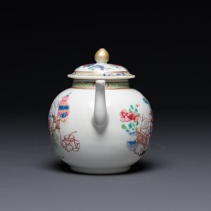 Belle théière en porcelaine de Chine famille rose à décor d'un chat, d'une dame et d'un enfant, Yongzheng — photo 2