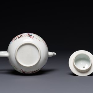 Belle théière en porcelaine de Chine famille rose à décor d'un chat, d'une dame et d'un enfant, Yongzheng — photo 6