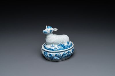 Beurrier couvert en faïence de Delft en bleu et blanc à décor d'un agneau, 18ème