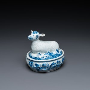 Beurrier couvert en faïence de Delft en bleu et blanc à décor d'un agneau, 18ème — photo 1