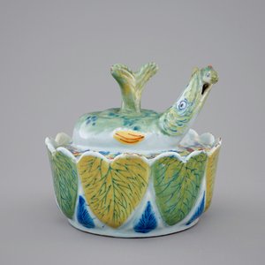 Beurrier en faïence polychrome de Delft en forme de brochet, 18ème — photo 3