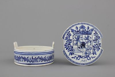 Beurrier rare en faïence de Delft, bleu et blanc, décor écusson royal, daté 1747
