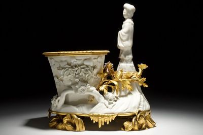 Blanc de Chine, Meissen en Saint-Cloud porselein met vergulde bronsmontuur gesigneerd Ateliers Bointaburet à Paris, 19e eeuw