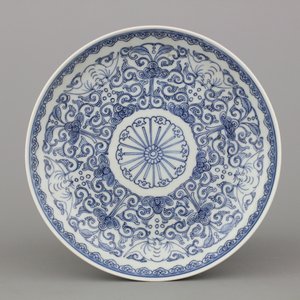 Blauw en wit bord in Chinees porselein met bloemendecor, 18e eeuw — foto 1
