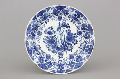 Blauw en wit Delfts bord met een putto, 18e eeuw