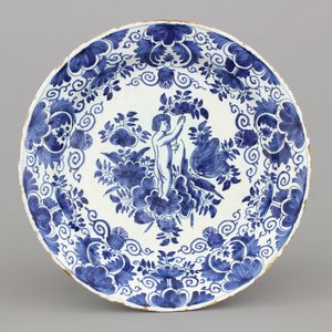 Blauw en wit Delfts bord met een putto, 18e eeuw — foto 1