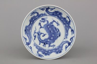 Blauw en wit drakenbord in Chinees porselein, 18e