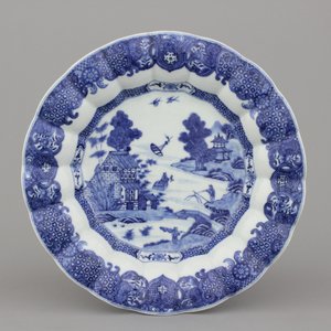 Blauw en wit gelobd bord in Chinees porselein met landschapsdecor — foto 1