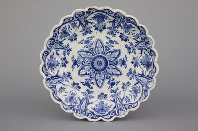 Blauw en wit gelobd Delfts chinoiserie bord, ca 1700