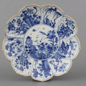 Blauw en wit lotusvormig bord in Chinees porselein, Kangxi, ca 1700 — foto 1