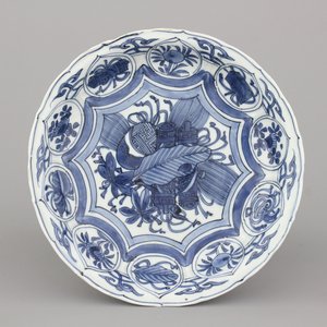 Blauw en wit Wan-Li bord in Chinees porselein, Ming-dynastie, 16e eeuw — foto 1