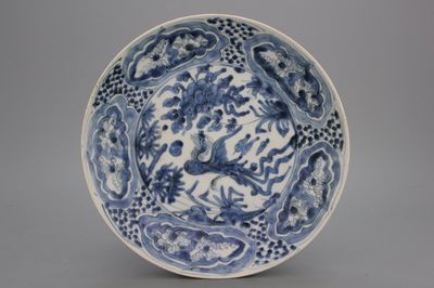 Blauw en witte Chinese schotel met feniks in Swatow porselein, late Ming-dynastie, 16e eeuw