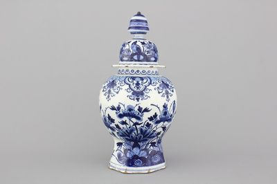 Blauw en witte Delftse balustervaas met deksel, 18e eeuw