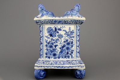 Blauw en witte Delftse basis voor een tulpenvaas, Adriaen Kocx, De Grieksche A, 1686-1701