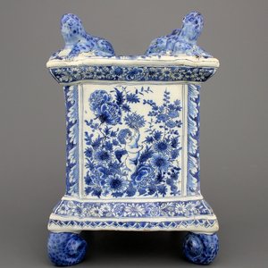 Blauw en witte Delftse basis voor een tulpenvaas, Adriaen Kocx, De Grieksche A, 1686-1701 — foto 1