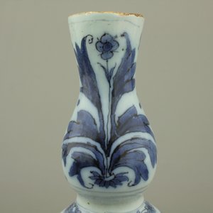 Blauw en witte Delftse kalebasvaas, ca 1680 — foto 10