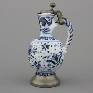 Blauw en witte Delftse kan met tinmontuur, ca 1700 — foto 1