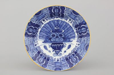 Blauw en witte Delftse pauwstaart schotel, 18e eeuw