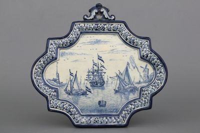 Blauw en witte Delftse plaquette met maritiem onderwerp, 18e eeuw